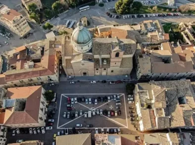 Veduta aerea panoramica di Piazza San Tommaso a Ortona con la Basilica di San Tommaso Apostolo e il centro storico dove si trova la Dimora di Tommaso.