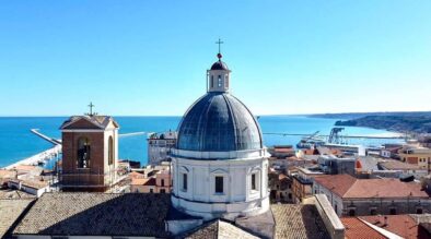 Veduta panoramica della cupola della Basilica di San Tommaso Apostolo a Ortona con il mare Adriatico e il porto sullo sfondo