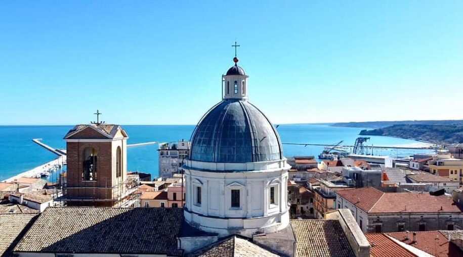 Veduta panoramica della cupola della Basilica di San Tommaso Apostolo a Ortona con il mare Adriatico e il porto sullo sfondo