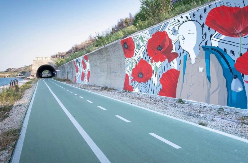 Percorso ciclabile della Via Verde della Costa dei Trabocchi a Ortona con murales artistici, situata a pochi minuti da La Dimora di Tommaso